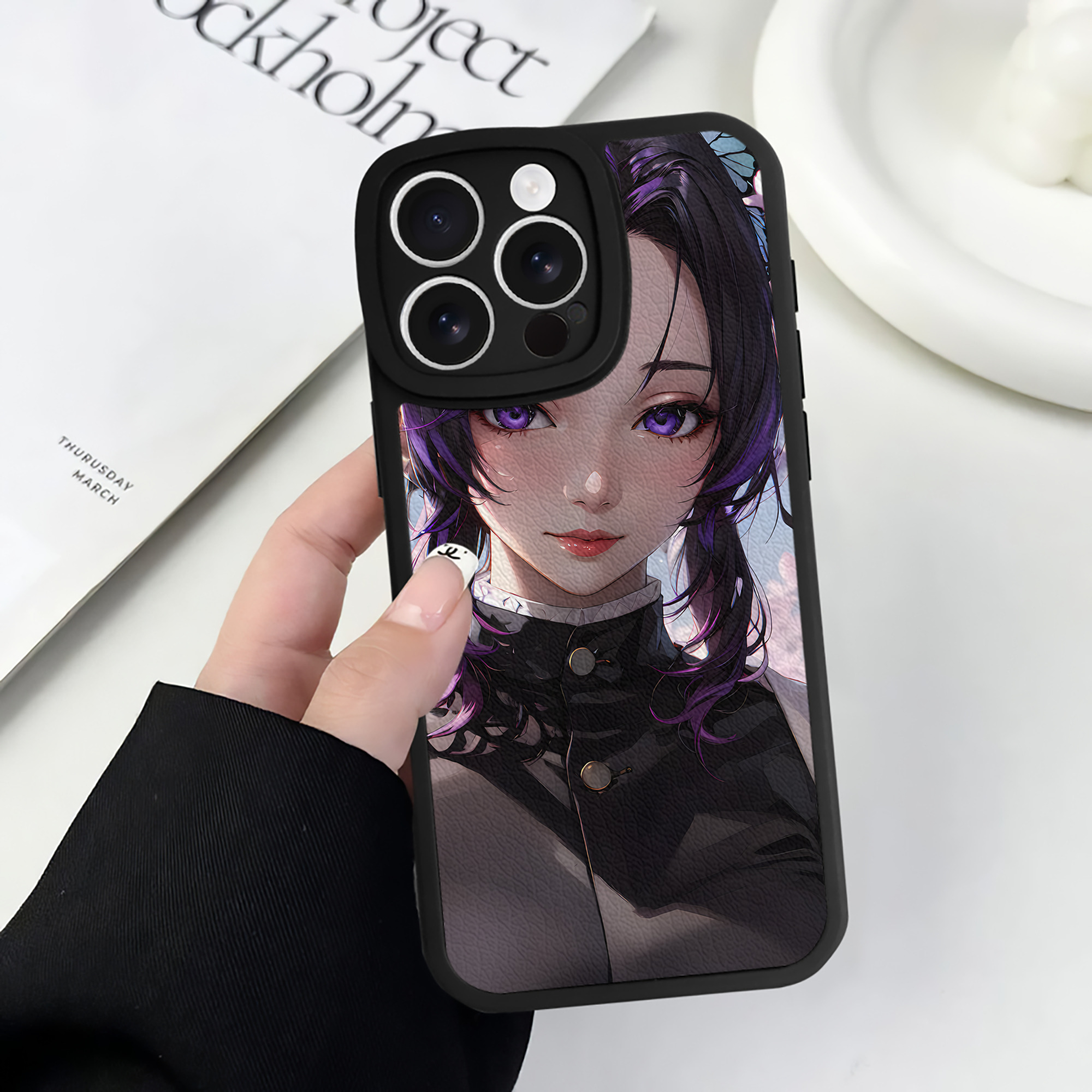（画像用） 鬼滅の刃（きめつのやいば）蟲柱-胡蝶 しのぶ／こちょう しのぶ Kochou Shinobu 【iPhone 16シリーズ対応】シリコンスマホケース（レザー調） 材質：シリコン